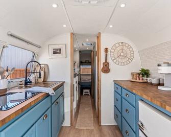 New! Cozy, Desert Dream Airstream With Firepit - Tombstone - Kitchen