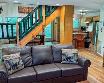 Scenic Cabin on Private Lake Next to Smoky Mountains National Park Near Gatlinburg & Pigeon Forge - Wears Valley - Living room