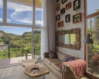 Canyon Casa: Direct Riverfront :20 Minutes to the SJO Airport ! - Colón - Sala de estar