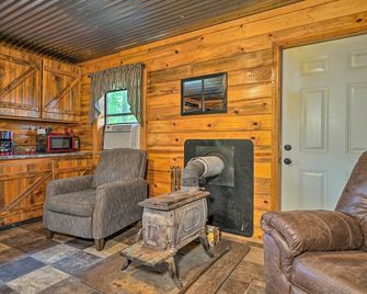 Wright City Cabin w/ Fire Pit + Forest Views! - Wright City - Living room
