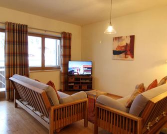 Kitzbichler - 2 Bedroom Apartment in Kitzbuehel - Kitzbühel - Living room
