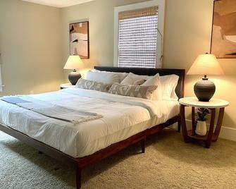 Modern Farmhouse Near Vmi, W&L, Svu & Va Horse Ctr - Lexington - Bedroom