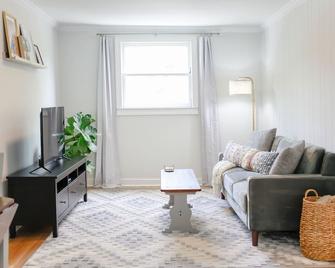 Cozy Apartment in Historic Hilton Village close to CNU - Newport News - Living room