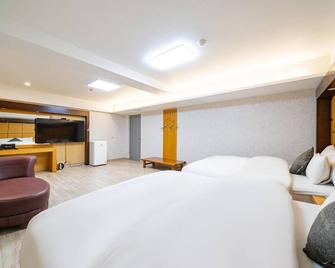 Yecheon Paradise Hotel - Yecheon - Bedroom