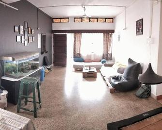 Goroomgo Monkey Mind Hostel Goa - Margao - Living room