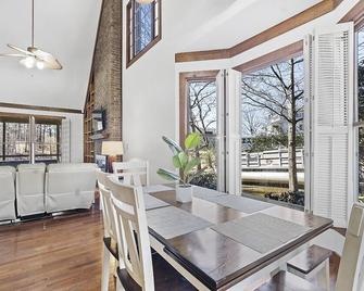 Boat Drinks: Awesome home in great neighborhood on Greenwood side - Ninety Six - Dining room