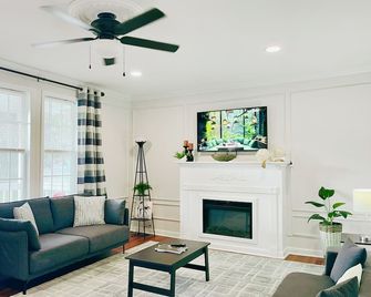 Historic Downtown Gem, 7 mins to Premium Outlets - Smithfield - Wohnzimmer
