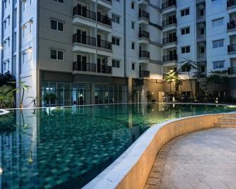 Cozy Studio with City View Signature Park Grande Apartment - Jakarta - Zwembad