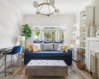 Luxury Living, Walkers Paradise, Hidden Oasis - Oakland - Living room