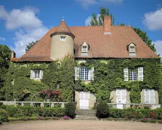 Chateau du 15eme Siècle Avec Piscine, Parc et Dependance - Auvergne - Chaptuzat - Edificio