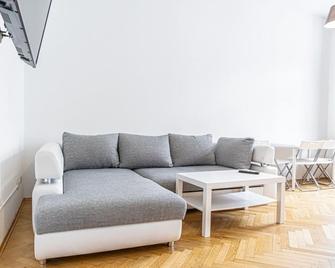 Lovely 4BR shared Apt, Garden by Lorenz Böhler & Danube - Viena - Sala de estar