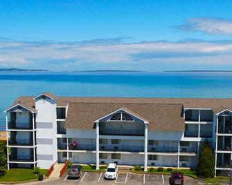 Quality Inn & Suites Beachfront - Mackinaw City - Rakennus