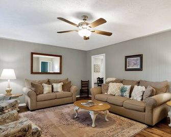 The Bower House- Located in the heart of Fayetteville and NRG - Fayetteville - Вітальня