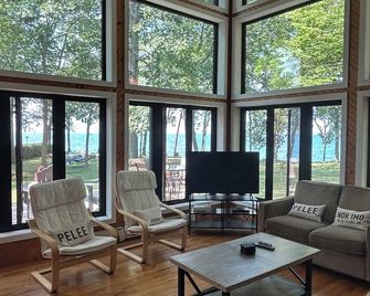 Pelee Cabana: Private beach front property with stunning nightly sunsets - Pelee Island - Living room