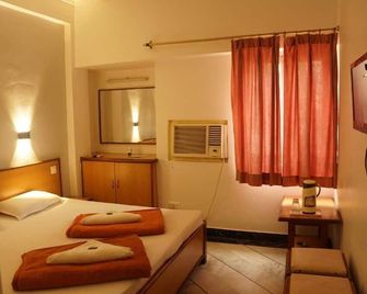 Subhash Hotel - Prayagraj - Bedroom