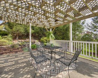 Conference Center and Pond New Kensington Apartment - New Kensington