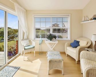 Sail Away Cottage - 'This House Is Fantastic!' - Moclips - Living room