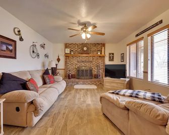 Parowan Escape with 2 Game Rooms, Deck and Yard! - Parowan - Wohnzimmer