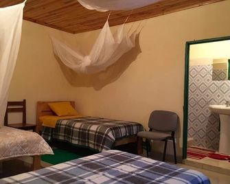 هومليدايز - انتاناناريفو - غرفة نوم