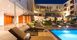 Onomo Hotel Conakry - Conakry - Piscina