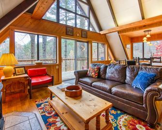 Spacious, dog-friendly A-frame cabin with a furnished deck, gas fireplace, & AC - Franklin - Living room