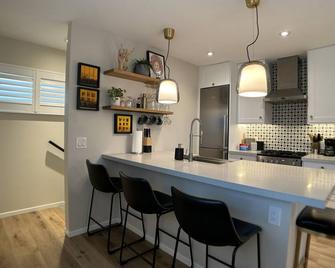 1-Bd 1-Bth Apt, Disney & Anaheim Conv Ctr in 10 Mins! Full Kitchen & Outdr Space - Santa Ana - Kitchen