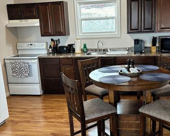 Cozy 2 bedroom bungalow overlooking scenic Twillingate harbour - Twillingate - Kitchen