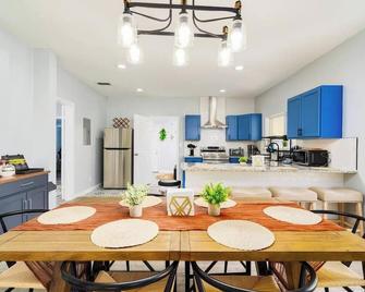 San Antonio Charming 3 br 2 bath 6 min to downtown - San Antonio - Comedor