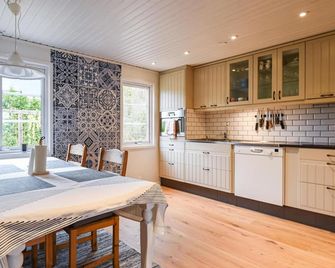2 Bedroom Awesome Home In Brastad - Brastad - Matsal