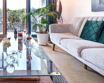 Deluxe 2BR Apt w Pool in Historical Jaffa with Shelter by Sea N' Rent - Tel Aviv - Sala de estar