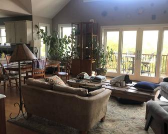 Convenient to Burlington and Lake Champlain- July 4th week last min. spec. - Charlotte - Living room
