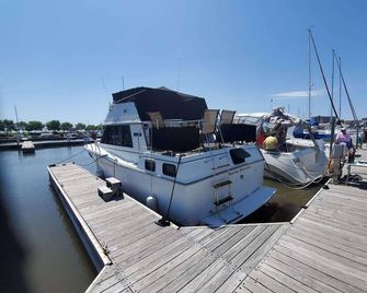 Irish Mist V @ Reefpoint Marina - Racine
