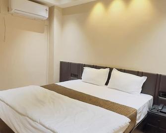 Hotel Presidency - Surat - Bedroom