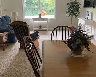 Abby's Place quite home close to downtown - Chillicothe - Dining room