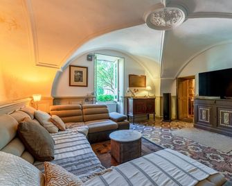 Room La Fayette with shared swimming pool, Wi-Fi and air conditioning - Collias - Sala de estar