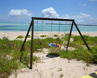 Step off your porch and onto the Beach! 1 Bed / 1 Bath Cottage in quiet location - Spanish Wells