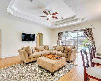 Riverview Home with Screened Pool about 1 Mi to Marina! - Riverview - Living room