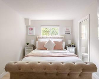 Entire 2 Bedrooms 2 bathrooms private suite in Coquitlam - Coquitlam - Bedroom