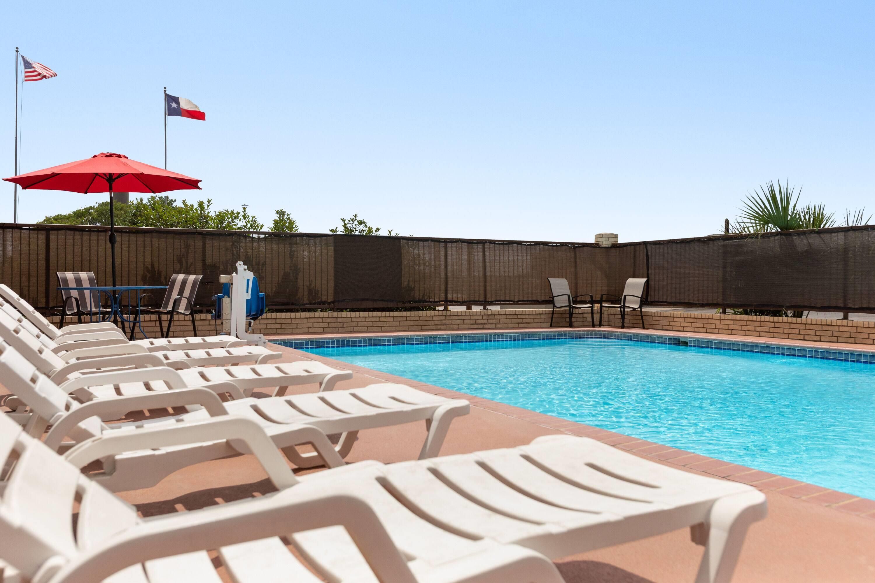 Ramada By Wyndham San Antonio Near Seaworld/Lackland Afb - San Antonio - Piscina