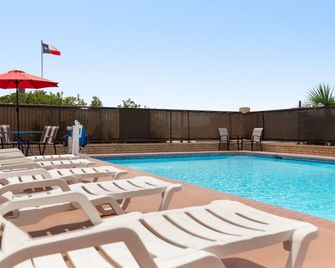 Ramada By Wyndham San Antonio Near Seaworld/Lackland Afb - San Antonio - Pool
