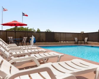 Ramada By Wyndham San Antonio Near Seaworld/Lackland Afb - San Antonio - Piscina