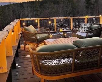 Dragonfly Cottage -Luxurious Mountain View A-Frame -quiet street close to town. - Manchester - Balcony