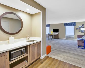 Hampton Inn & Suites Cleveland/Oakwood Village - Oakwood Village - Slaapkamer