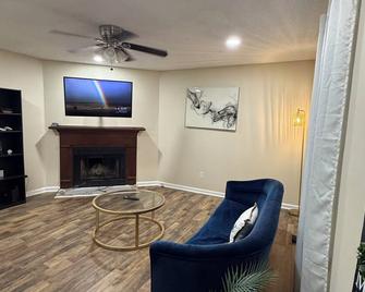 Modern 2BR, 2.5BA townhome with comfy bedding, sleek decor, comfort & cozy. - Raleigh - Sala de estar