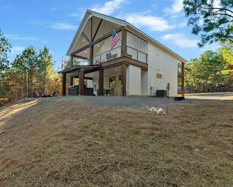 3 Mi to Lake: Cabin w/ Hot Tub in Broken Bow! - Broken Bow - Building