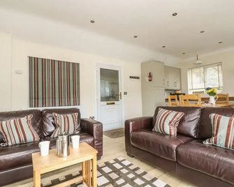 Rivercrest - Looe - Living room
