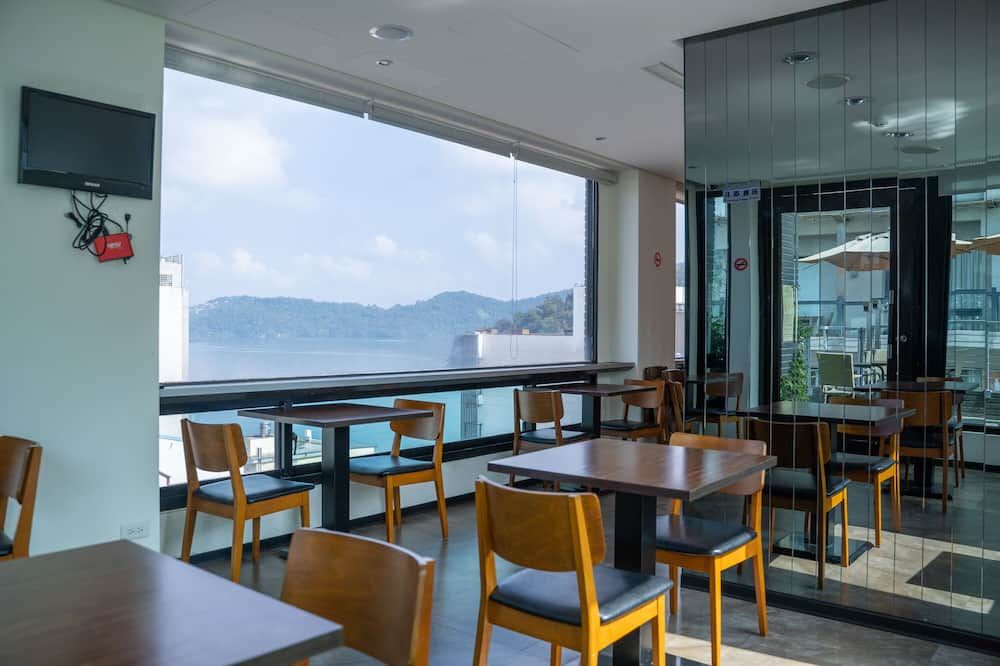 سكايلايت بي آند بي