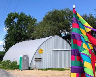 Private, Cozy, Driftless 2BR Farmhouse on 80 acres, 2 miles from Viroqua, WI - Viroqua - Building