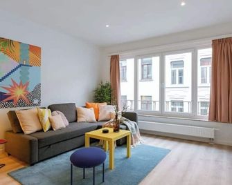 Color Pop Apartment - انتورب - غرفة معيشة