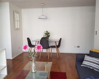 Family Apartment + Free Parking - Metro Moneda - Santiago - Living room